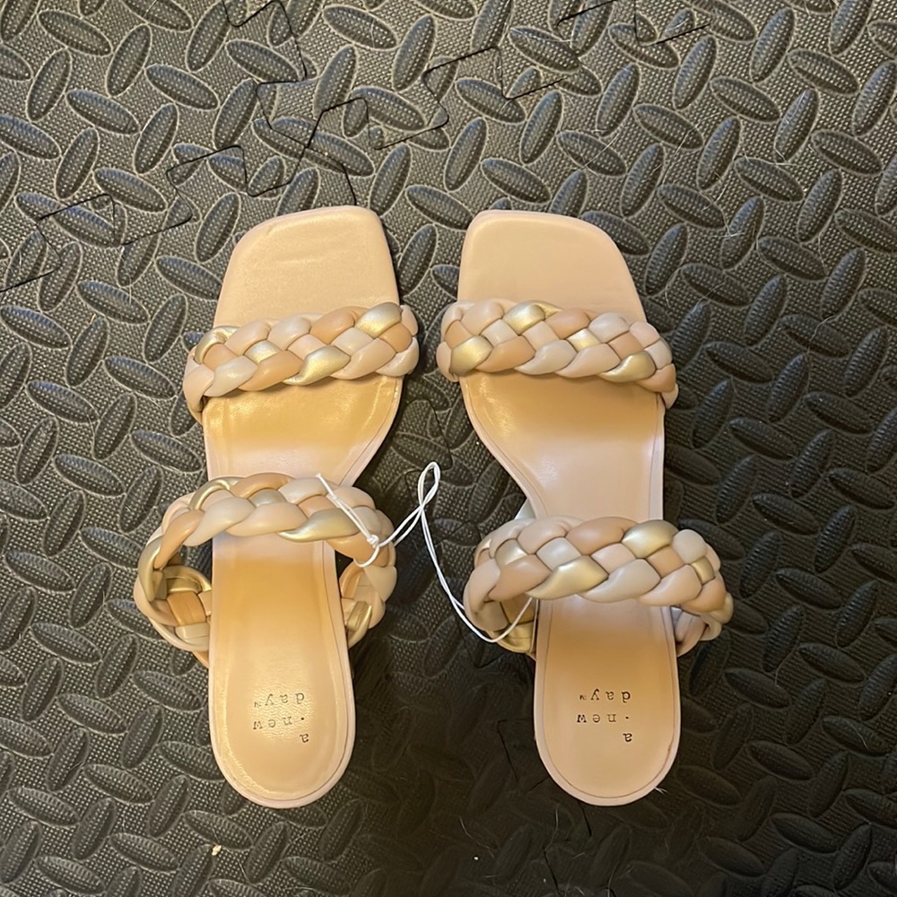 Size 7 1/2 target brand heels. Tags still on, never worn.